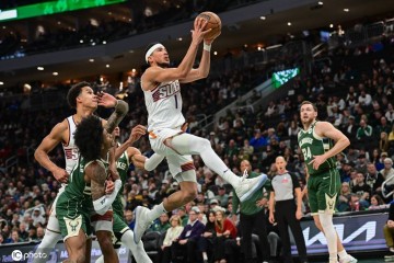 字母哥37+6+11布克空砍39+11 雄鹿送太阳4连败