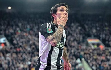 纽卡神奇逆袭!欧冠+奖杯双收,托纳利留队成关键?