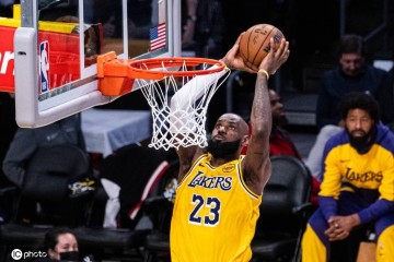 名记:詹姆斯预计不会退役 他将至少再打一个赛季