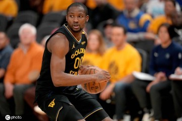 库明加多次无视库里专注自己进攻 这令科尔非常不满