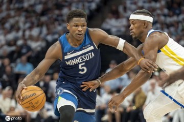 耐杀!爱德华兹上半场痛苦伤退 下半场火线回归