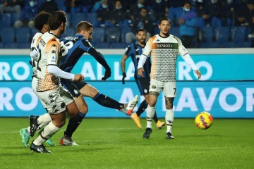 意甲保级生死战:威尼斯主场困兽斗,佛罗伦萨客场求稳